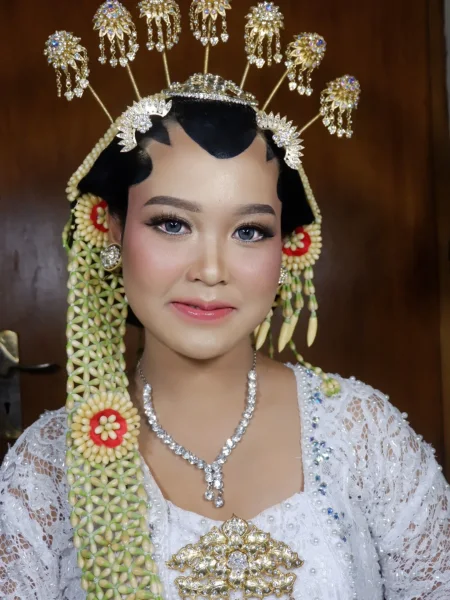 Hasil rias pengantin adat Jawa dengan aksesori tradisional