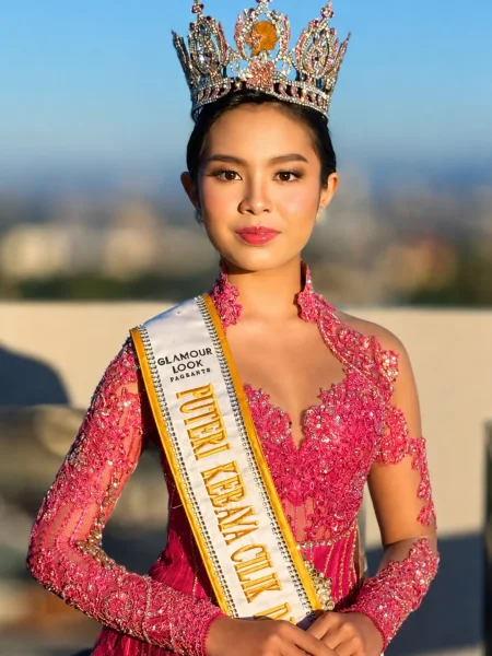 Makeup ceremonial dengan kebaya merah muda dan aksesori mahkota