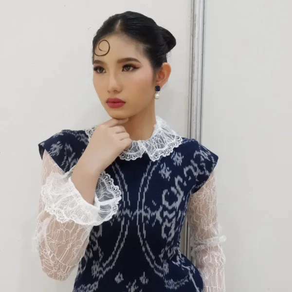 Hasil makeup elegan dengan kebaya biru tradisional