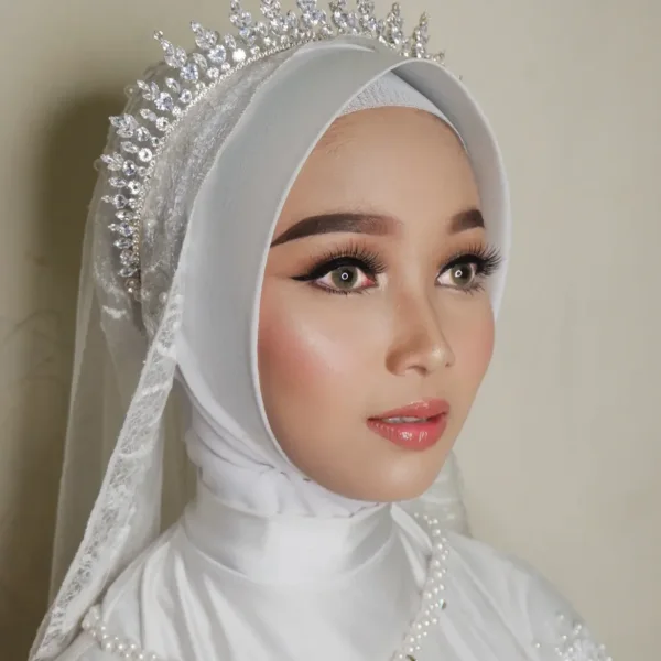 Hasil rias pengantin hijab silver dengan rangkaian melati