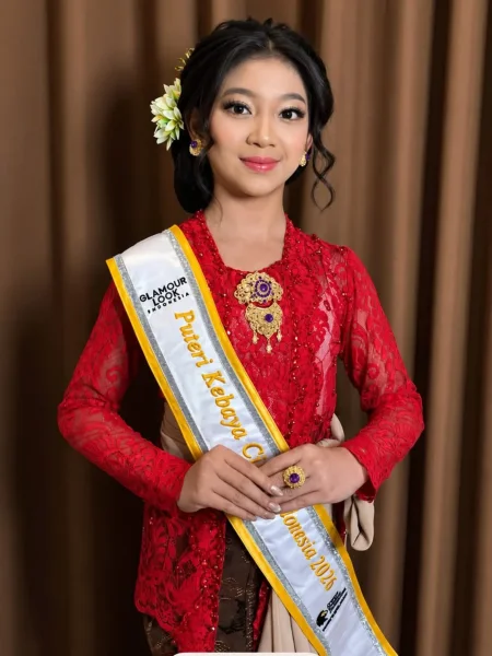 Hasil makeup elegan dengan kebaya merah untuk acara ceremonial