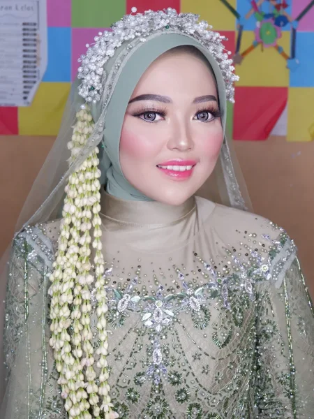 Hasil rias pengantin hijab silver dengan rangkaian melati