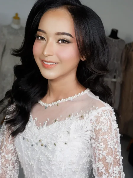 Makeup natural dengan kebaya putih dan hairdo elegan